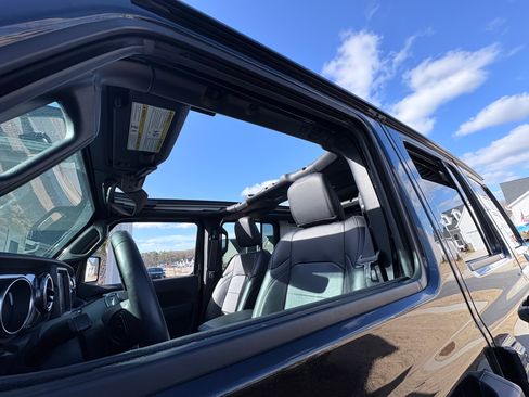 Used 2023 Jeep Wrangler Unlimited Sahara image 9