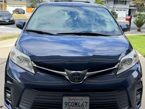 Used 2018 Toyota Sienna XLE Premium w/ Carpet Mat Package FWD image 9