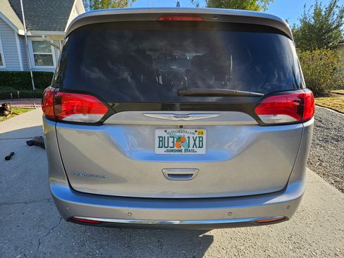 Used 2017 Chrysler Pacifica Touring-L Plus image 5