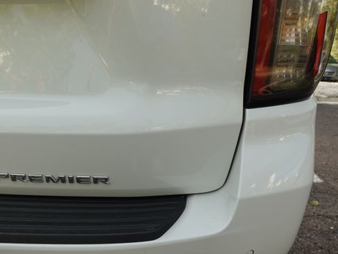 Used 2023 Chevrolet Suburban Premier image 4