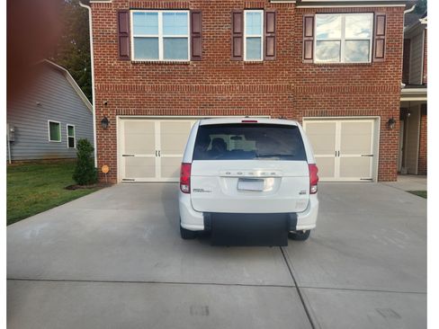 Used 2017 Dodge Grand Caravan SXT image 5