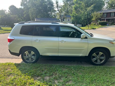 Used 2012 Toyota Highlander SE w/ Tow Pkg AWD/4WD image 5