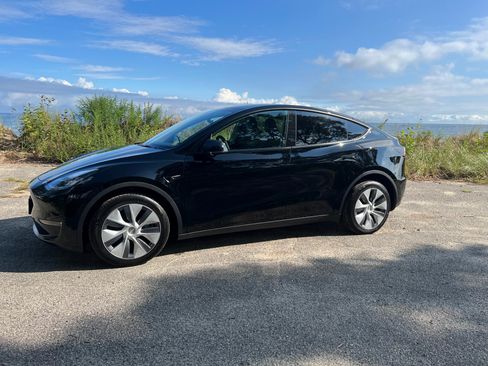 Used 2022 Tesla Model Y Long Range image 2