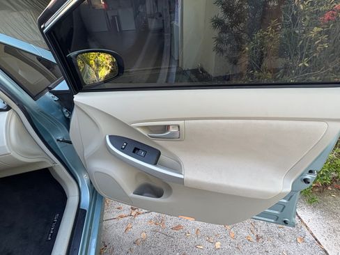 Used 2014 Toyota Prius Five image 6