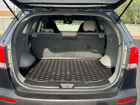 Used 2012 Kia Sorento LX w/ Convenience Pkg image 9