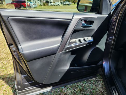 Used 2018 Toyota RAV4 SE w/ Power Extra Value Package image 17