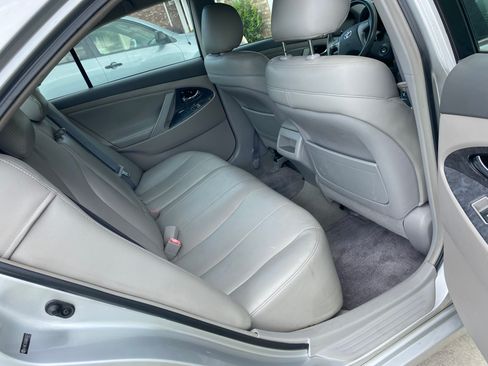 Used 2010 Toyota Camry LE FWD image 6