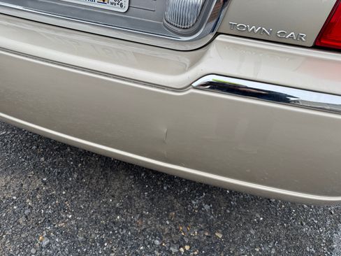 Used 2011 Lincoln Town Car Signature Limited image 12