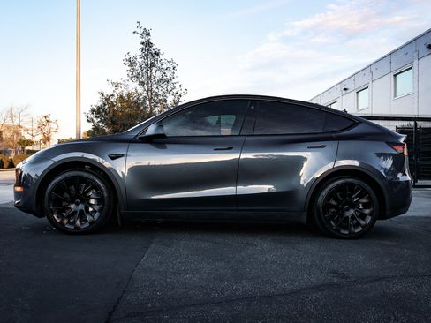 Used 2023 Tesla Model Y AWD image 5