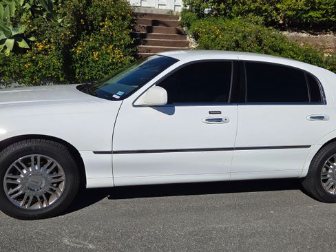 Used 2008 Lincoln Town Car Signature Limited image 2