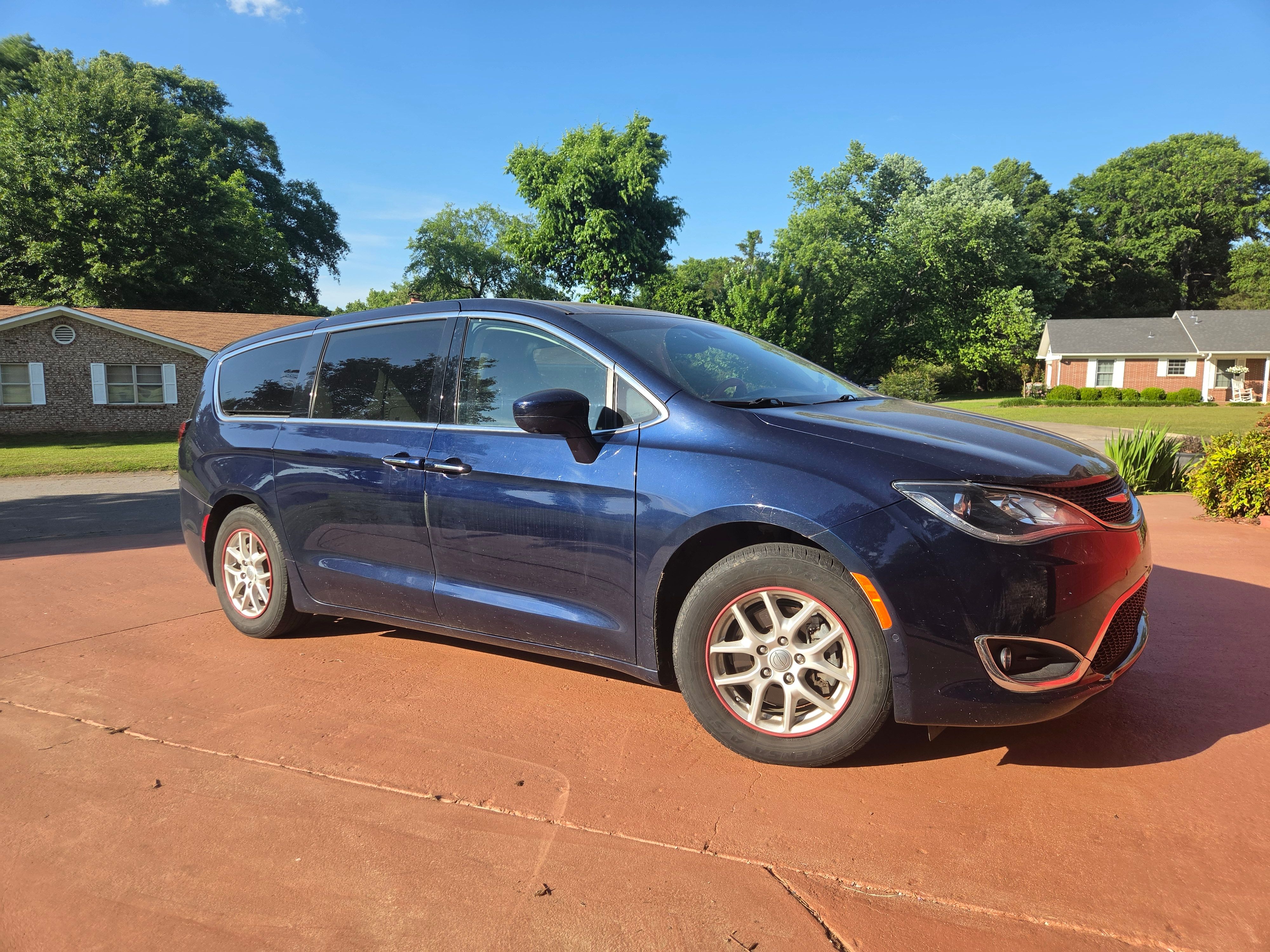 Used 2020 Chrysler Pacifica Touring w/ Advanced Safetytec Group FWD image 1