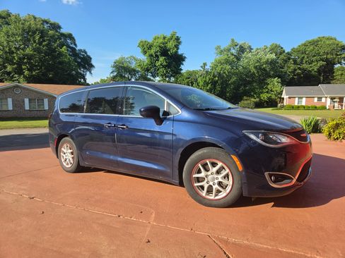 Used 2020 Chrysler Pacifica Touring w/ Advanced Safetytec Group FWD image 1