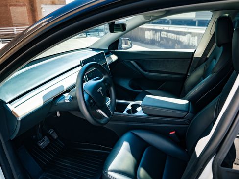 Used 2022 Tesla Model Y Long Range image 19