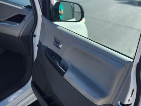 Used 2015 Toyota Sienna LE image 15