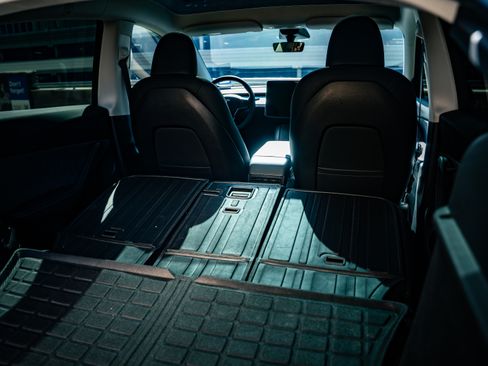 Used 2022 Tesla Model Y Long Range image 24