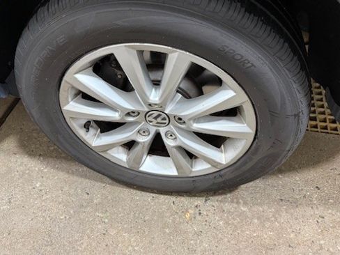 Used 2013 Volkswagen Touareg Sport image 17