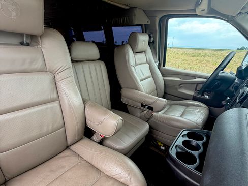 Used 2011 GMC Savana 2500 Extended RWD image 10