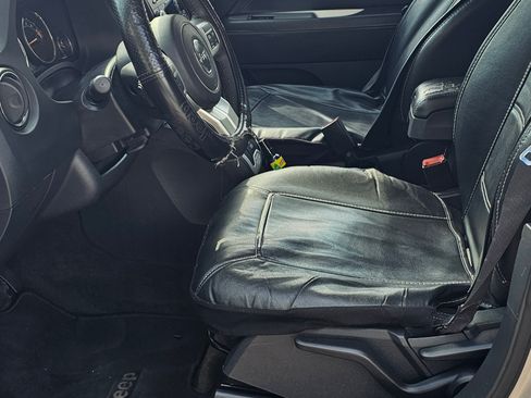 Used 2017 Jeep Compass Latitude image 4