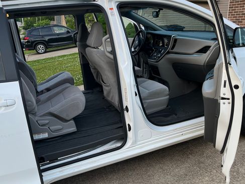 Used 2015 Toyota Sienna LE FWD image 15