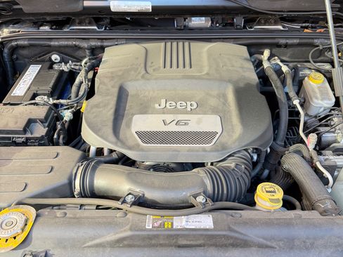 Used 2015 Jeep Wrangler Unlimited Sahara w/ Katzkin Premium Leather Group image 23