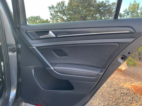 Used 2019 Volkswagen Golf 4-Door image 24