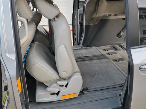 Used 2013 Toyota Sienna XLE w/ Entertainment Pkg image 18