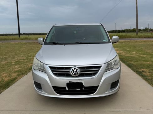 Used 2010 Volkswagen Routan SE FWD image 2
