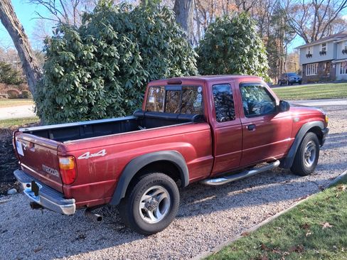 Used 2004 MAZDA B-Series Pickup 4x4 Cab Plus B4000 w/ Convenience Pkg image 2