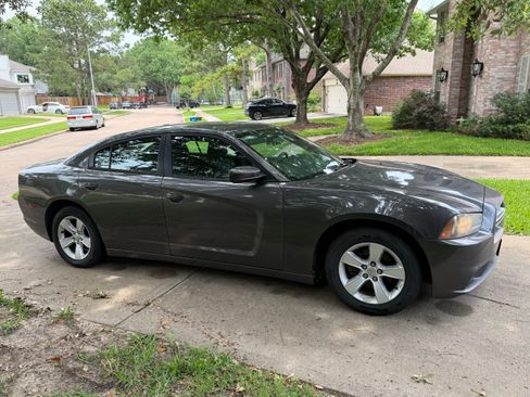 Used 2013 Dodge Charger SE w/ Connectivity Group RWD image 5