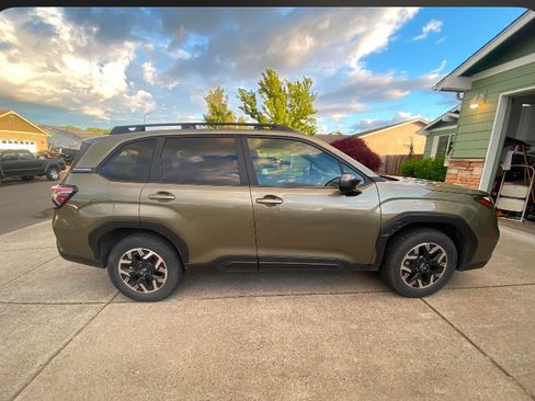 Used 2025 Subaru Forester Premium AWD/4WD image 2