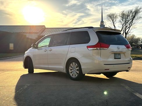 Used 2013 Toyota Sienna Limited w/ Premium Pkg image 9
