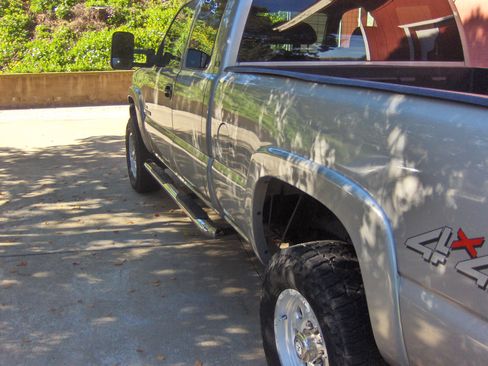 Used 2006 Chevrolet Silverado 2500 LT w/ Heavy-Duty Power Package image 8