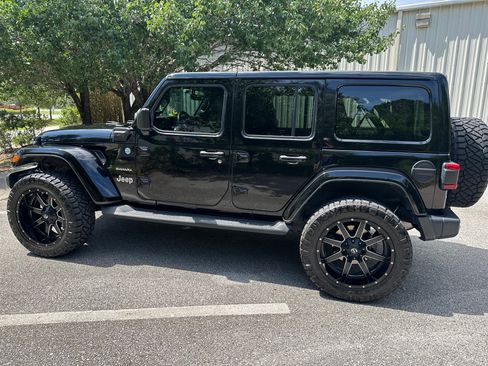 Used 2022 Jeep Wrangler Unlimited Sahara AWD/4WD image 2