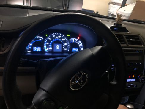 Used 2012 Toyota Camry LE image 2