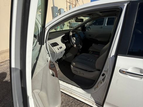 Used 2011 Toyota Sienna XLE image 16