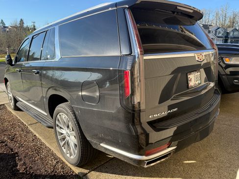 Used 2024 Cadillac Escalade ESV Premium Luxury AWD/4WD image 4