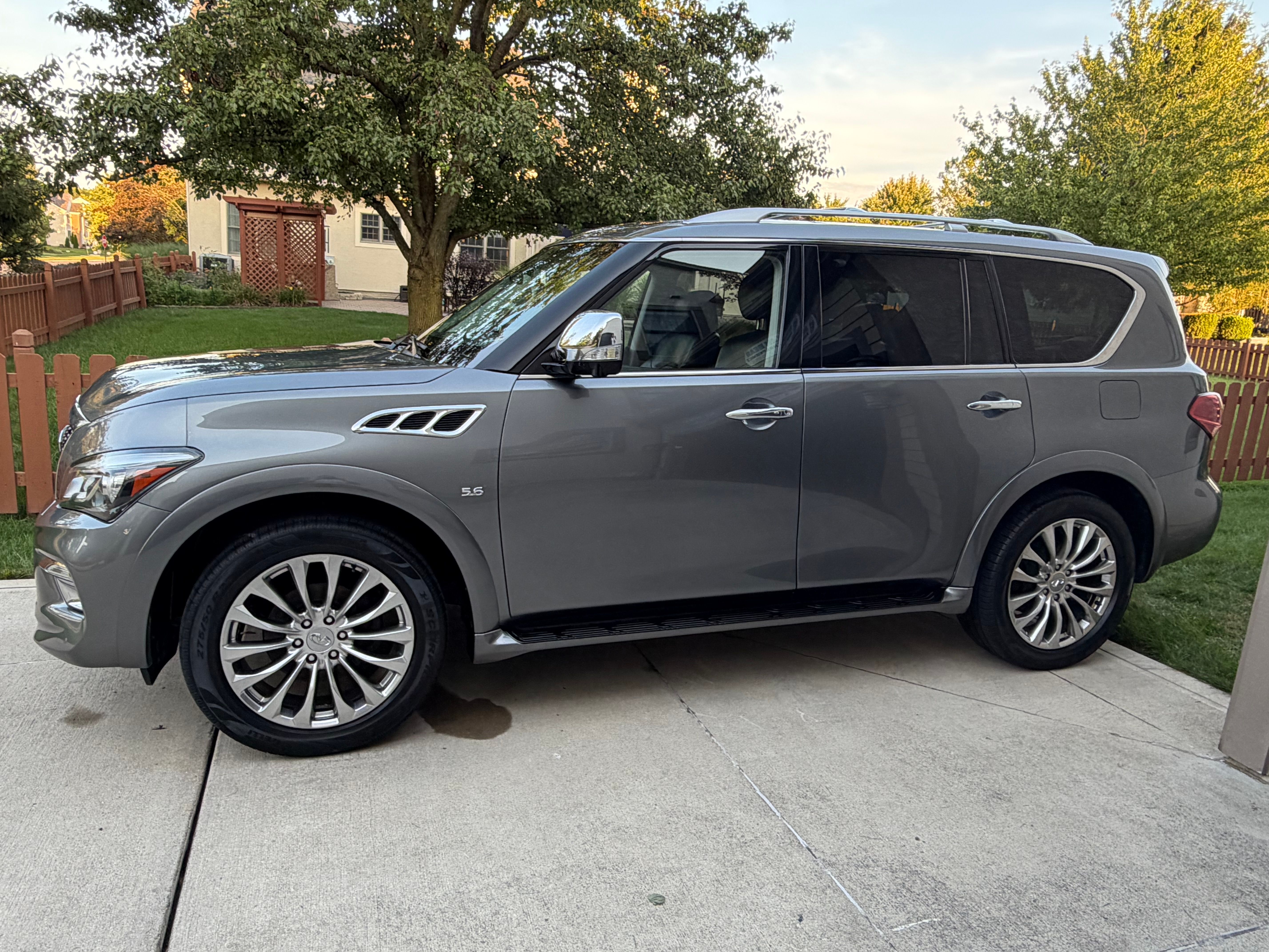 Used 2017 INFINITI QX80 4WD w/ Deluxe Technology Package image 2