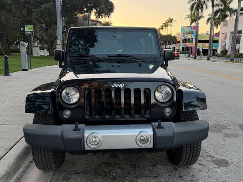 Used 2015 Jeep Wrangler Unlimited Sahara w/ Dual Top Group image 4