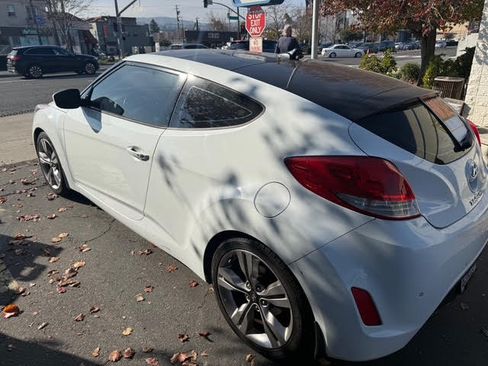 Used 2013 Hyundai Veloster w/ Tech Pkg image 9