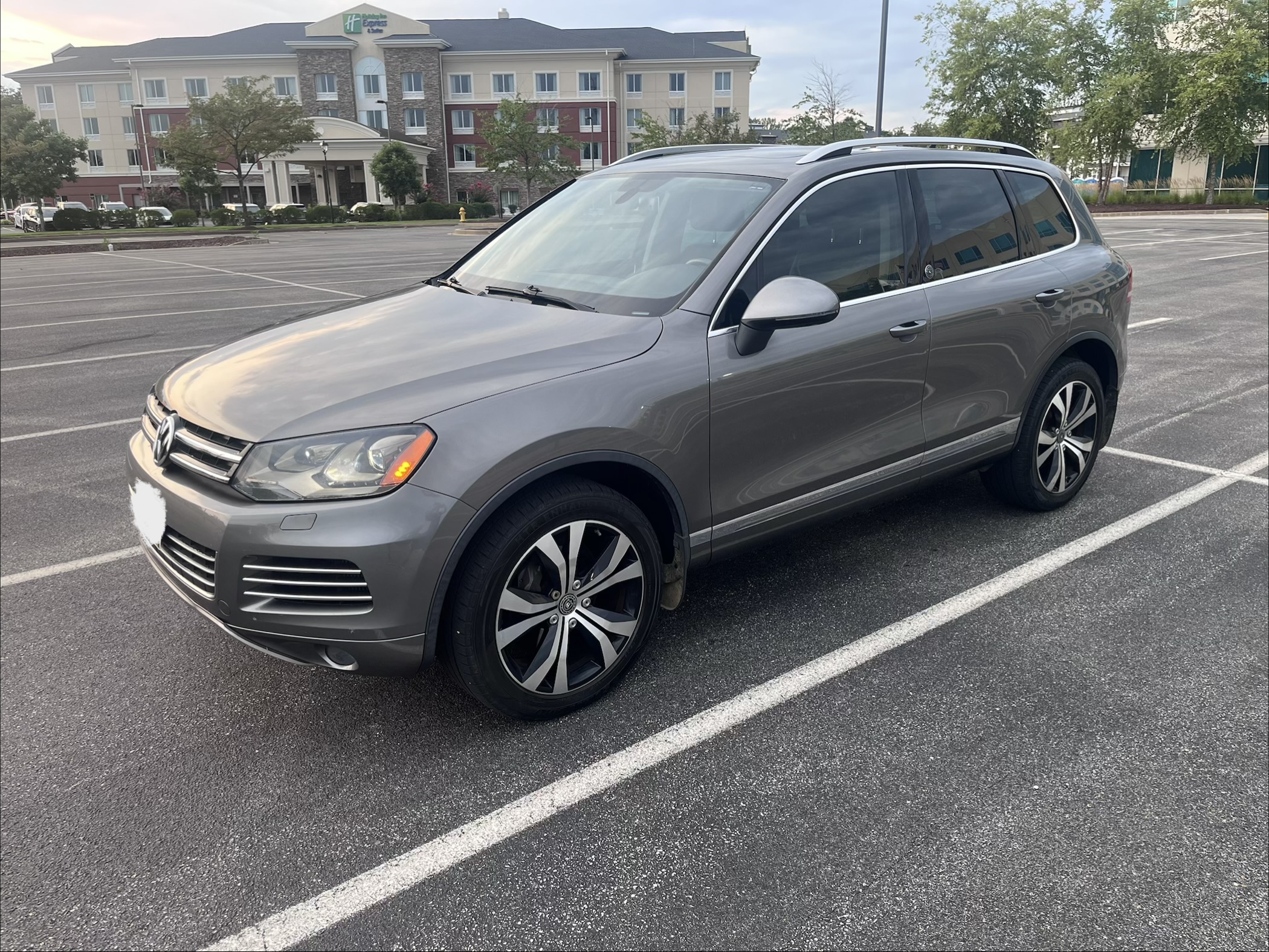 Used 2012 Volkswagen Touareg TDI AWD/4WD image 4
