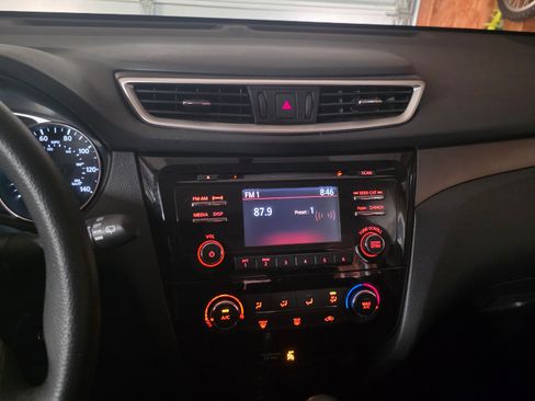 Used 2016 Nissan Rogue S image 10