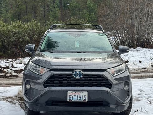 Used 2021 Toyota RAV4 XLE Premium image 11