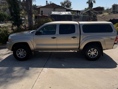 Used 2006 Toyota Tacoma PreRunner RWD image 1