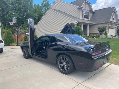 Used 2018 Dodge Challenger R/T image 2