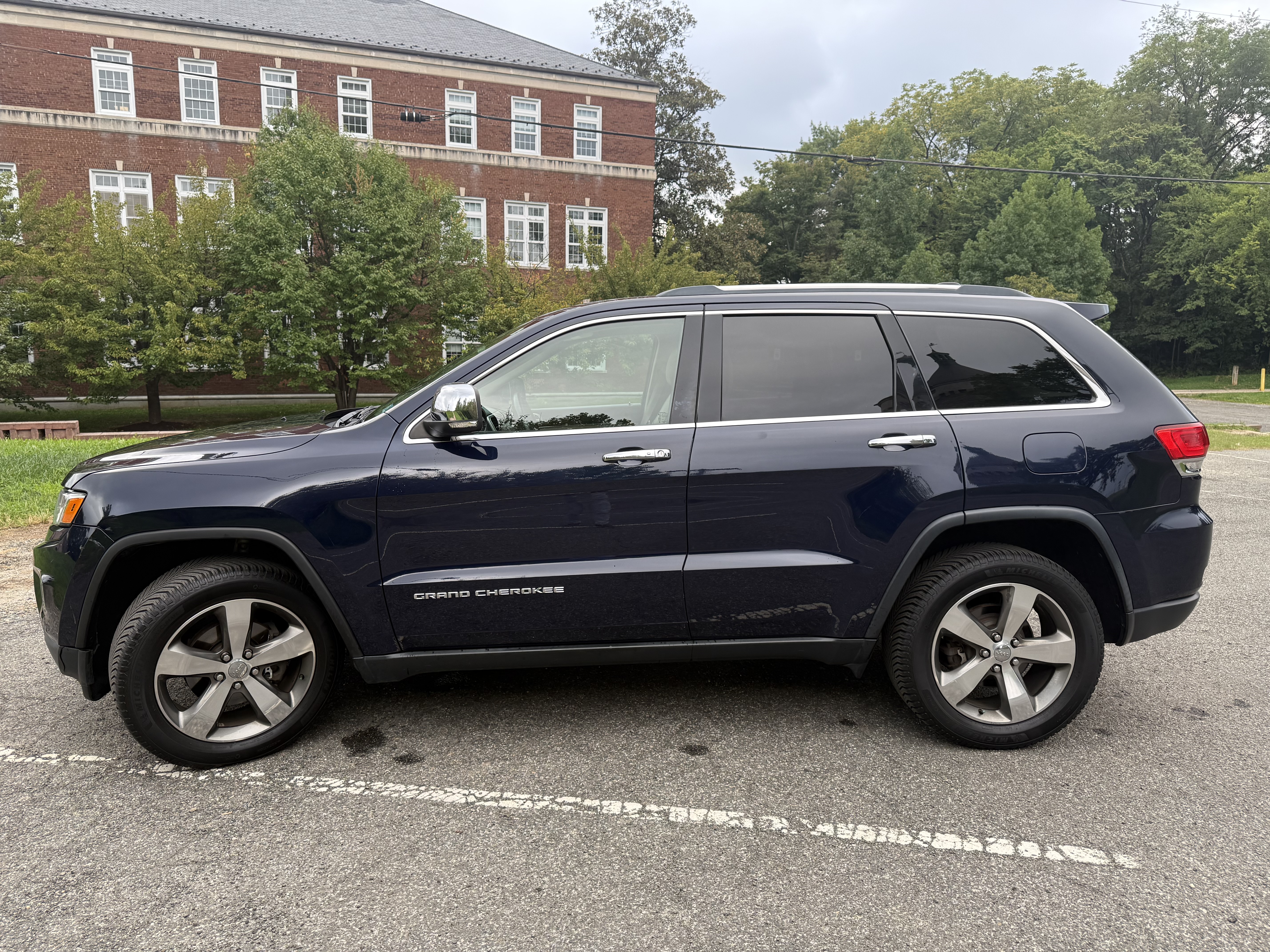 Used 2016 Jeep Grand Cherokee Limited w/ Luxury Group II AWD/4WD image 2
