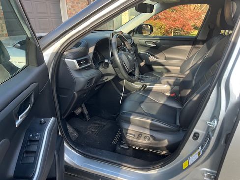 Used 2021 Toyota Highlander XLE image 6