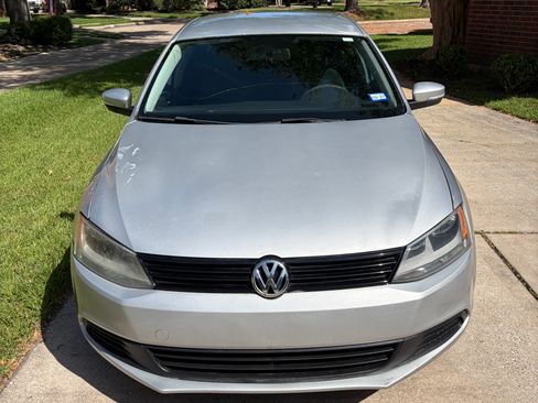 Used 2011 Volkswagen Jetta SE FWD image 1