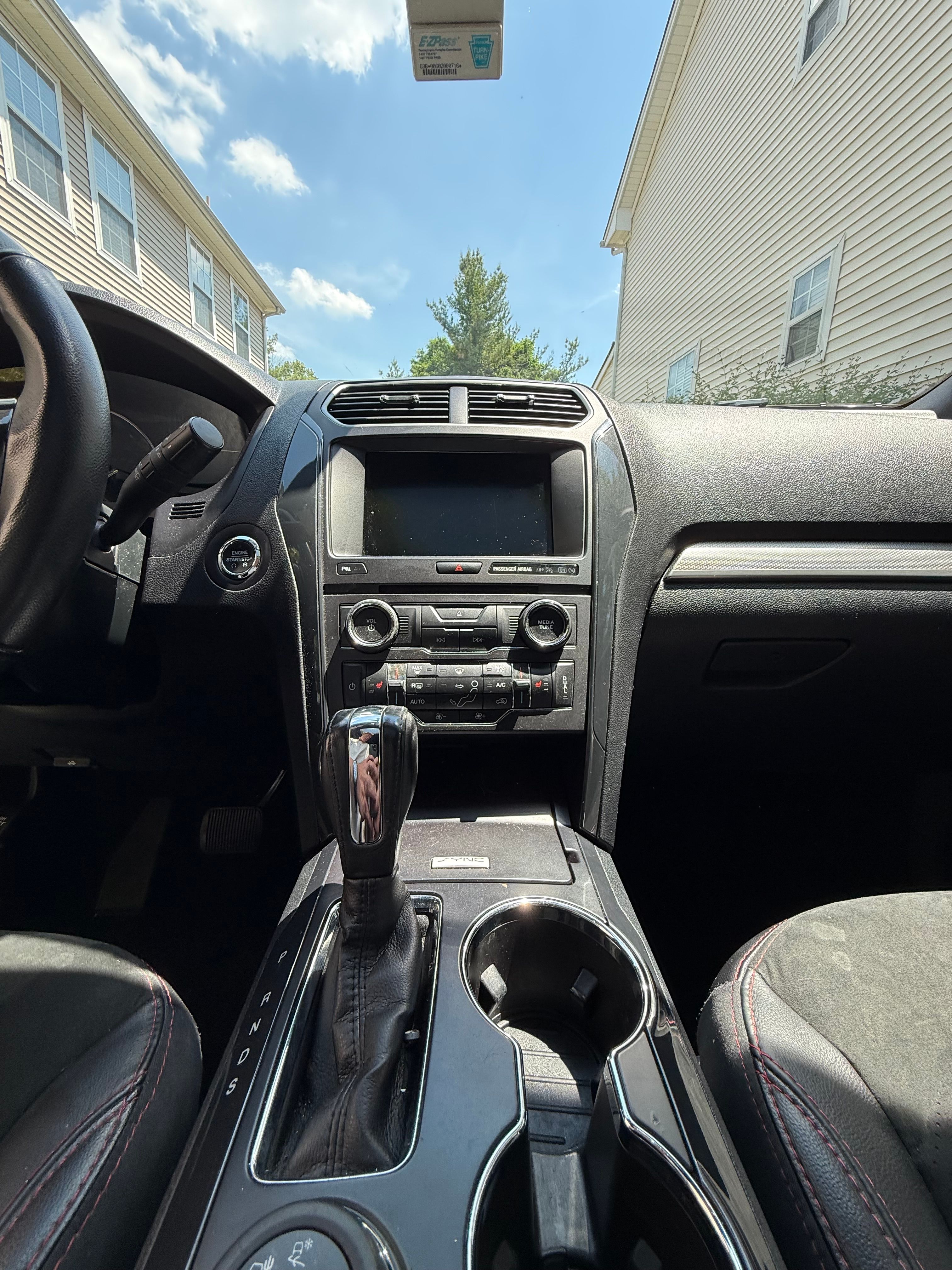 Used 2018 Ford Explorer XLT w/ Equipment Group 202A AWD/4WD image 12