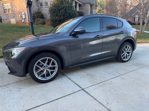 Used 2018 Alfa Romeo Stelvio Ti Sport image 2