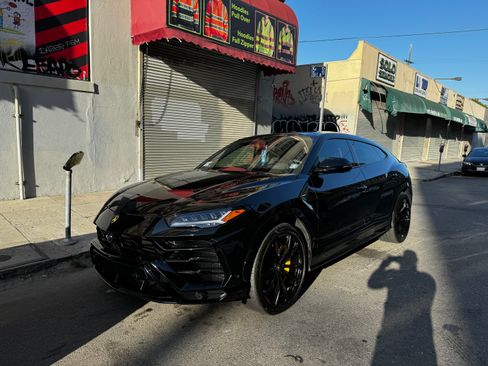 Used 2022 Lamborghini Urus AWD/4WD image 1